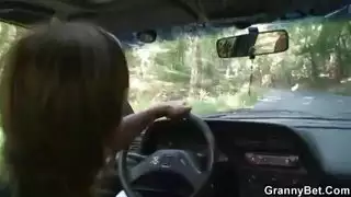 متعة المنحرف: القذف على ملابس امرأة متزوجة