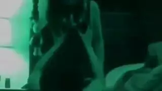 مراهقة آسيوية تمص قضيباً قبل أن تتلقى قذفاً على وجهها