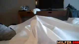 أم لا تتجاهل انتصاب ابنها، تمصه وهو نائم