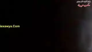 عاهرة محترفة تأخذ قضيبًا في مهبلها بينما يتم تدليك مؤخرتها بأصابع في ثالوث