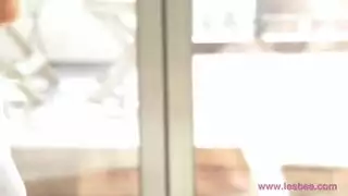 مثليات تتحول للوحشية: لعب شرجي على الأريكة وديلدو مزدوج