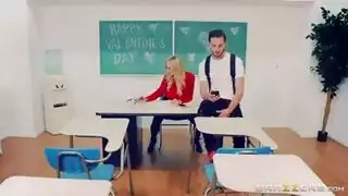 معلمة مثارة تنبسط على المكتب من أجل قضيب الطالب الصلب