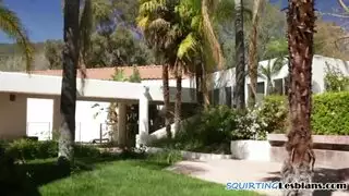 نجمه إباحية ذات حلمات مثقوبة تمت finger مهبلها حتى النشوة