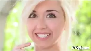 تأشير على الأريكة: شقراء صغيرة تلعب شرجيًا بضربات طويلة