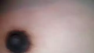 عاهرة ذات صدر كبير تلمس ثدييها الكبيرين دون مراقبة