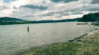 عارضة أزياء آسيوية تبلل بيكينيها وتلعب بكسي