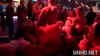 ثلاثي مع إمرأة ناضجة ممتلئة: رجلان يمارسان الجنس مع امرأة قوية