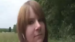 يفتحها ويدخل اصبعه