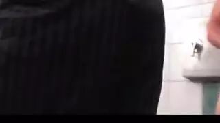 جنس شرجي قوي بين رجال مثليين يرتدون نظارات في غرفة المعيشة