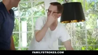 الاخ يتشاجر مع أخته