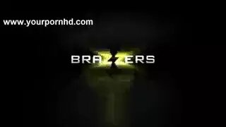 معلمة مثيرة تستمني ثم تمارس جنسًا قويًا في المكتب مع قذف داخلي