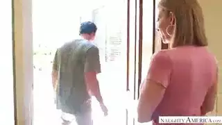 فتاة مغرية ممتلئة باللانجري الأحمر تنيك السائق في إنتاج أمريكي صريح