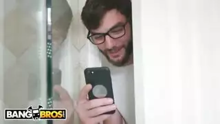 الأم الجذابة تداعب فرجها الحليق، وتحصل على ضربة جنسية مفاجئة ومكثفة