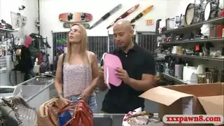 لا مزيد من اليوجا: هذه الشقراء تفضل الحركة الصريحة مع القضيب الاصطناعي