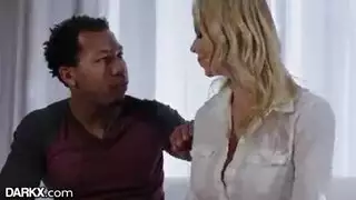 عاهرة الفصل تأخذ قضيب أسود ضخم في فرجها الجشع