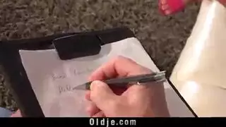 فتاة جامعية تُمارس الجنس بقوة مع أستاذها في خيال مكتبي