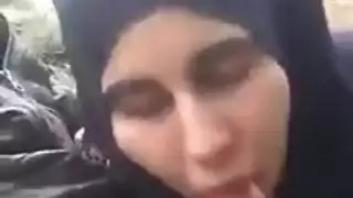 مص وابتلاع في العراء: فيلم إباحي لفتاة ريفية