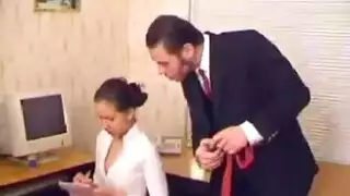 كبير السن ينيكها و هي نائمة