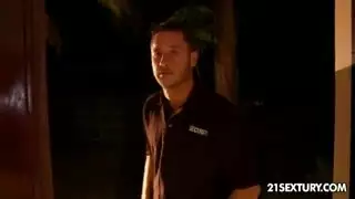 تأخذ فتاتان دورًا في ركوب قضيبه الصلب في مشهد جنسي جماعي مثير