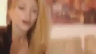 شقراء مثيرة يتم تدميرها بقضيب صديقها