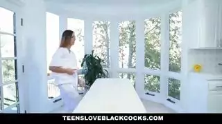 امرأة قحب تغري ابنة زوجها بلجنس معها