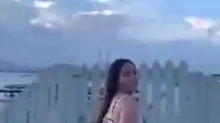 تجربة مراهقة لارتداء البيكيني والكشف عنه