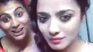 شقراء ومستعدة: أوليفيا تمارس الجنس مع رجلين في مشهد بورنو صريح