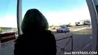 تحت تأثير المخدرات، تفتح ساقيها لصديق الأخ في جنس عارض على السرير