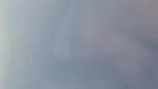 العاهرة الناضجة النشوة تصل للنشوة بقوة وهي تختنق بقضيب زوجها