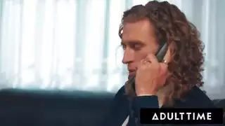 الزوجة العربية ذات الصدر الممتلئ تجامع الفتاة كارلا لين في مشهد صريح