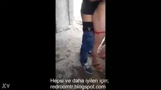 إباحي في موقع بناء: عاهرة محجبة تُضاجع بقوة من قبل شاب تركي