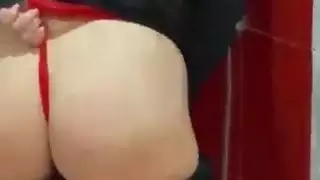 جلسة الجنس السرية لعاهرة محجبة في مرحاض المكتب تصبح جامحة