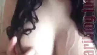 مراهقة تركية ساخنة تخلع ملابسها وتمارس الجنس مع فرجها بقوة