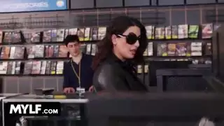 خيال إباحي يتكشف عندما تدخل ميلف قذرة إلى متجره