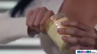 فيديو صريح: الرجل الممتلئ يداعب ويمص الثديين الضخمين للذروة