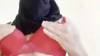 إباحية محجبة: عاهرة عربية ذات أثداء كبيرة تأخذ قضيبًا صلبًا
