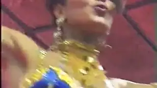 جميلة عربية سمراء تؤدي تعرية تركز على مهبلها