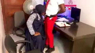 تخصيب المعلمة العربية المحجبة ممارسة جنس جماعي للطلاب في مكتبها