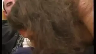 مشهد إباحي: راقصة غريبة تمارس الجنس بخشونة على الأريكة