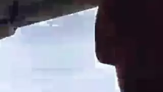 فتاة ممتلئة بالجوارب السوداء تلمس فرجها المبلل