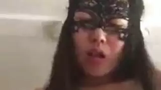 آسيوية جميلة تحصل على قذف كريمة على وجهها أثناء الركوب