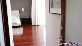 اخ يقذف على طيز اخته النايمه على السرير