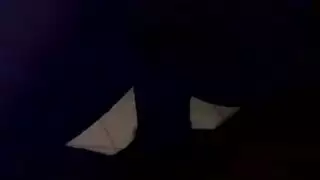 جلسة يوغا صريحة: تمديد كسها الضيق لجماع مزدوج