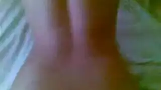 الزوجة النحيفة الخائنة تركب قضيب الأصلع بينما تشاهد الجارة كبيرة الصدر وتنضم