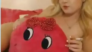 إباحية بين الأرفف: شقراء تدخن تمص وتمارس الجنس