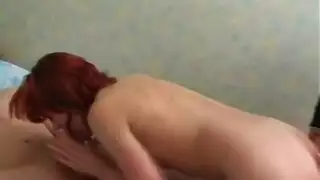 شقراء حمراء ضخمة الصدر تئن بصوت عالٍ وهي تركب قضيبًا كبيرًا