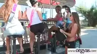 الشقراء المثيرة كيغي كينغستون تُبلل الحشد بجنس جماعي مع نزول السائل