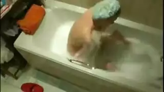 اخوهاا يصورها بالحمام ويهددها