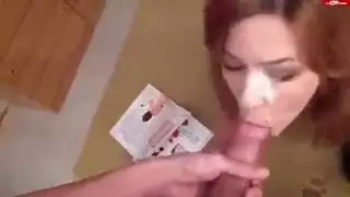 جلسة إيلاج مزدوج: فتاة سمراء متهيجة تأخذ قضيبين معاً