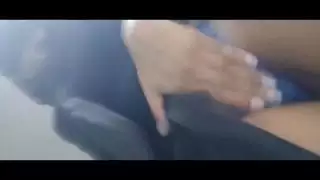 من النقاب إلى العري: فتاة عربية تكشف ثديًا ضخمًا ومؤخرة كريمية في مشهد إباحي